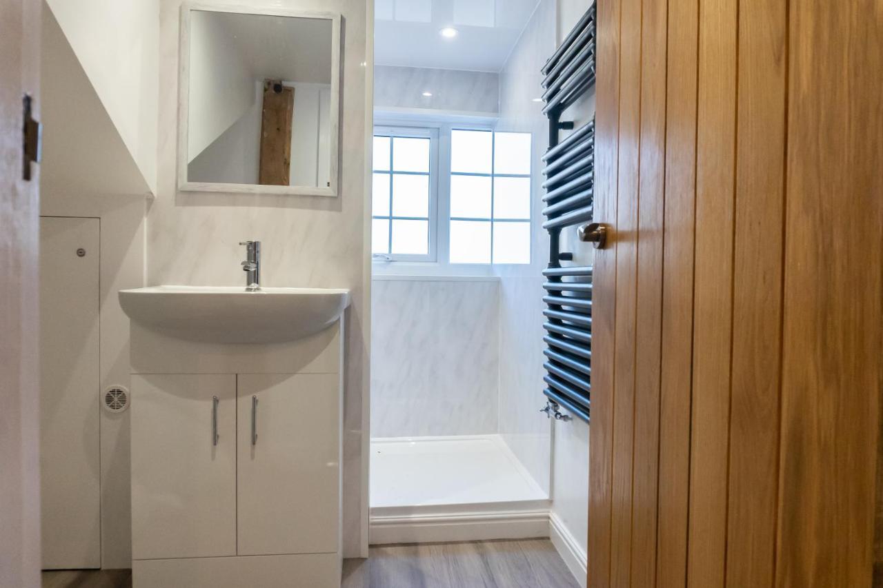 Gloucester-modernised 4 Bedroom Cottage-sleeps 8-free Parking-fast Wi-fi Nhà nghỉ
