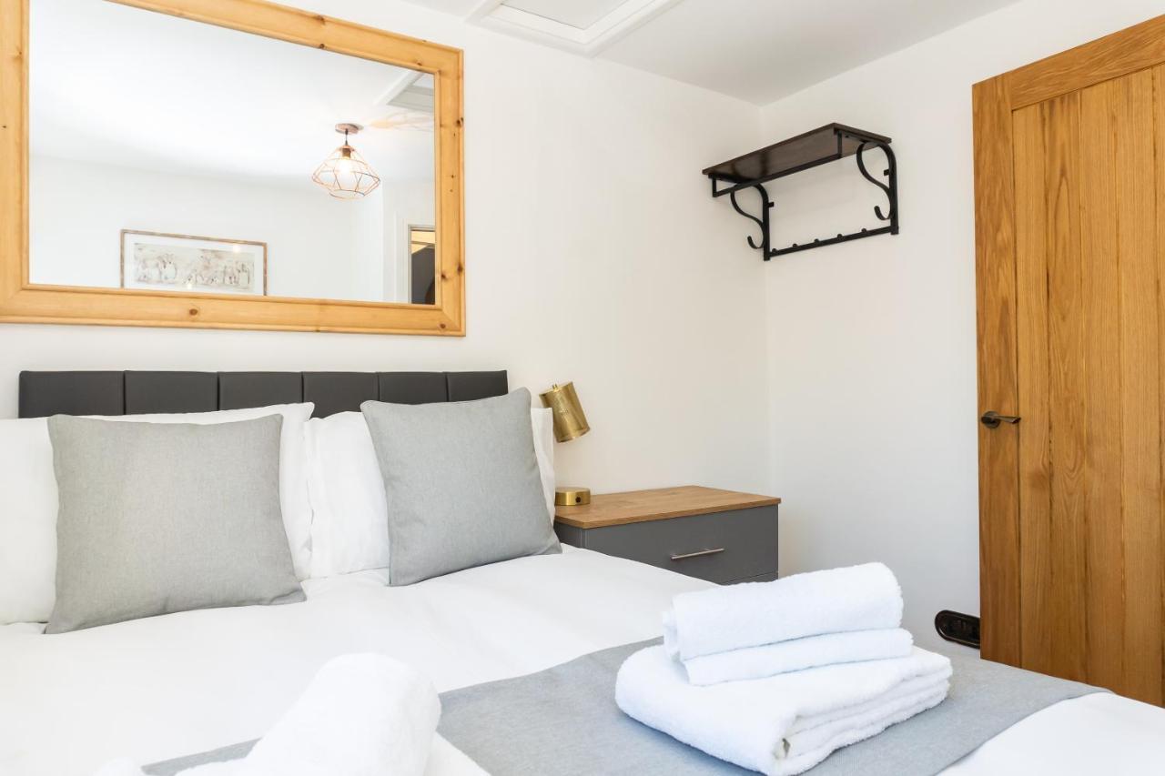 Gloucester-modernised 4 Bedroom Cottage-sleeps 8-free Parking-fast Wi-fi Nhà nghỉ *