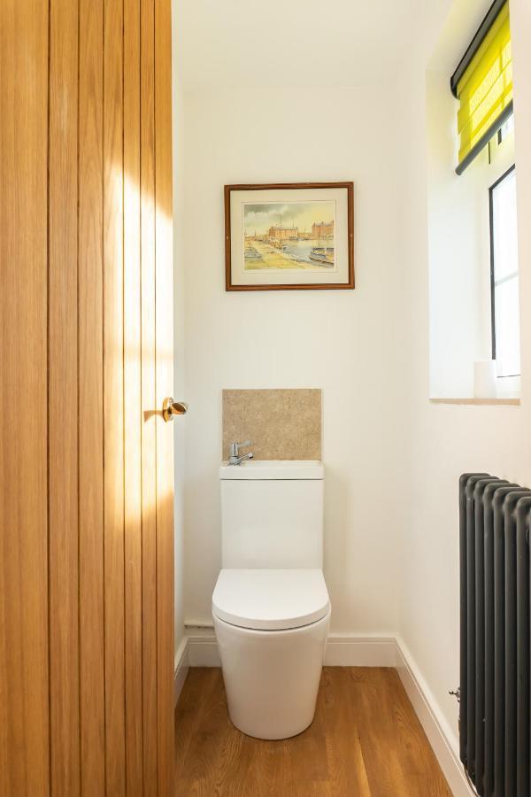 Gloucester-modernised 4 Bedroom Cottage-sleeps 8-free Parking-fast Wi-fi Nhà nghỉ *