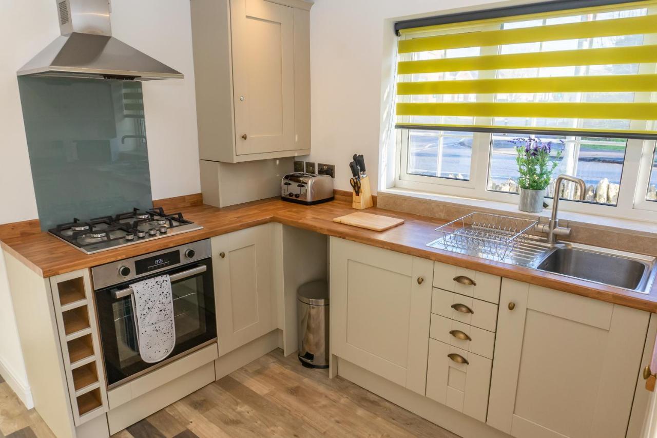 Gloucester-modernised 4 Bedroom Cottage-sleeps 8-free Parking-fast Wi-fi Gloucester