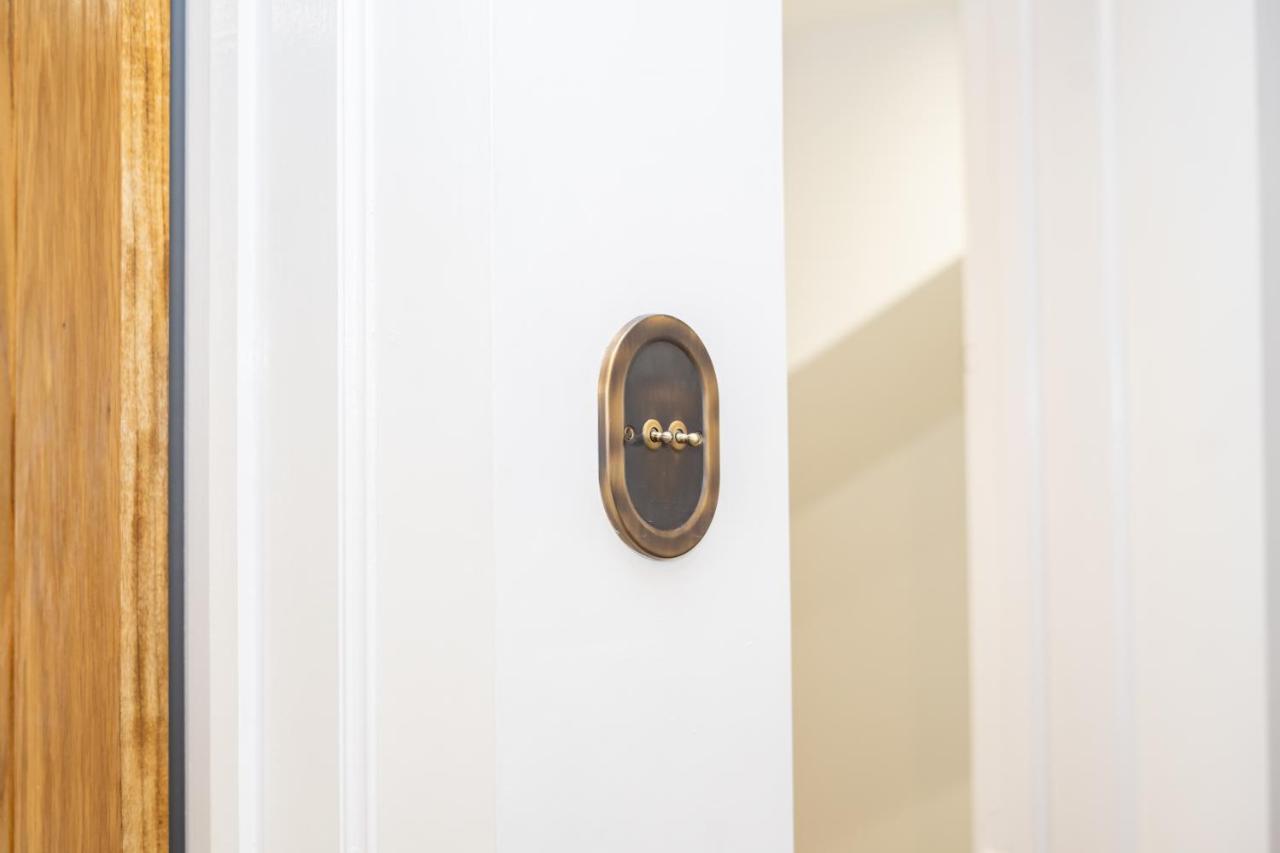 Gloucester-modernised 4 Bedroom Cottage-sleeps 8-free Parking-fast Wi-fi Nhà nghỉ Gloucester