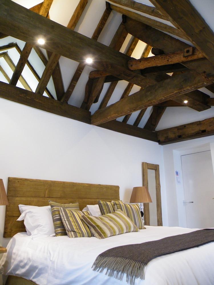 Hatherley Manor & Country house *