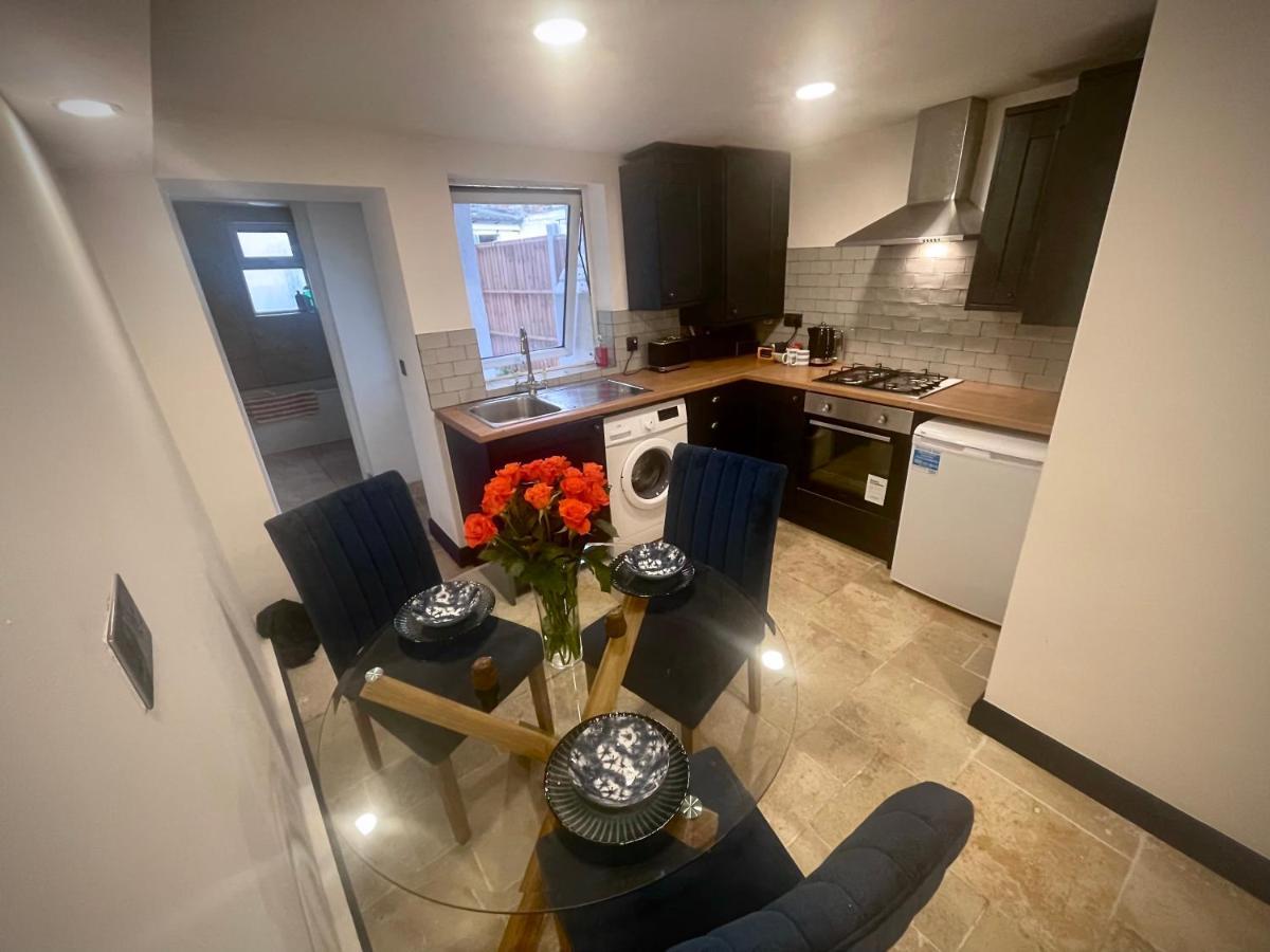2 Bedroom Cottage Gloucester City Center Holiday home *