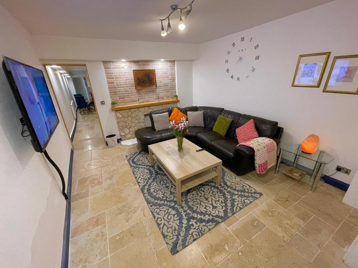 2 Bedroom Cottage Gloucester City Center Holiday home *