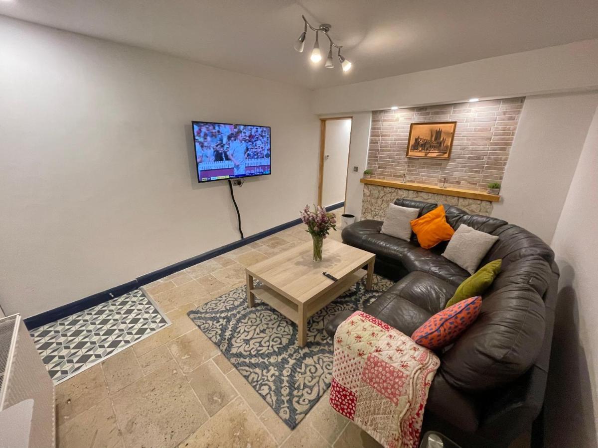 Holiday home 2 Bedroom Cottage Gloucester City Center *