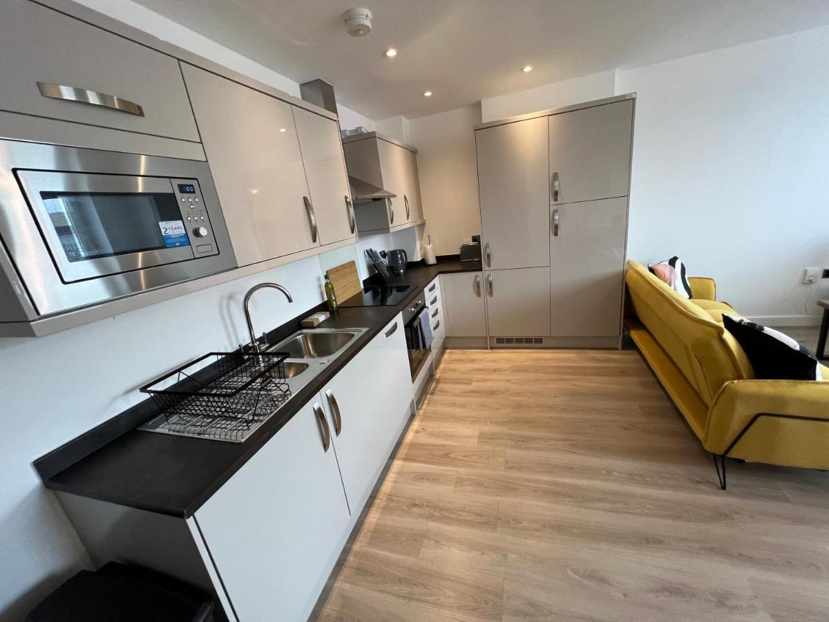 Apartment Modern 2 Bedroom Apt Sleeps 6 - Near *