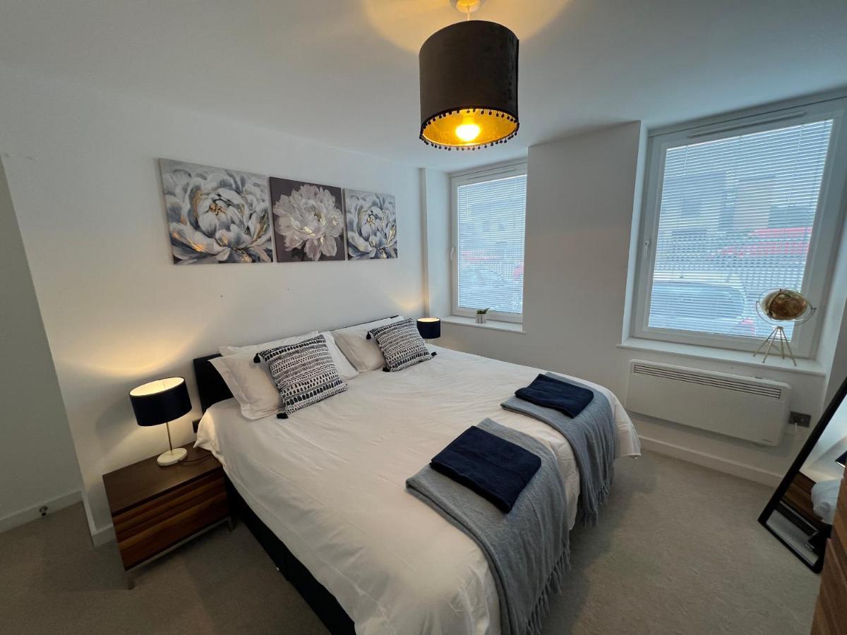 Modern 2 Bedroom Apt Sleeps 6 - Near * Gloucester