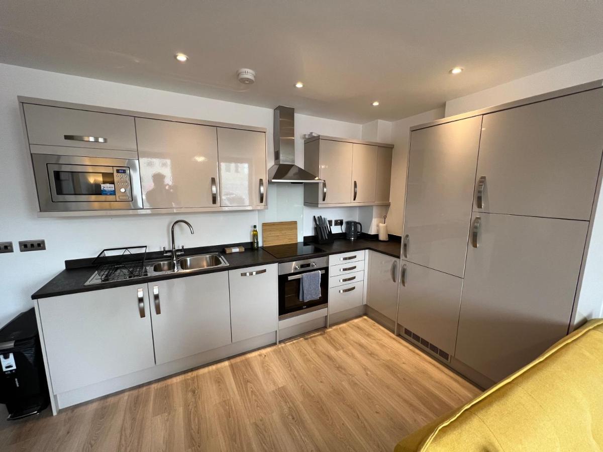 Apartment Modern 2 Bedroom Apt Sleeps 6 - Near *
