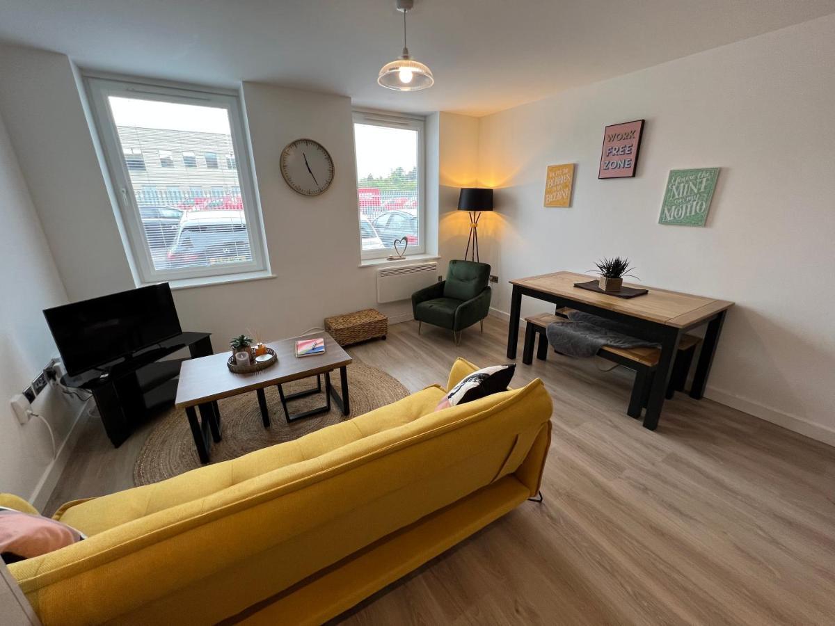Modern 2 Bedroom Apt Sleeps 6 - Near
