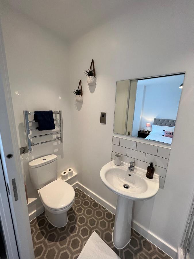 Modern 2 Bedroom Apt Sleeps 6 - Near Apartment Gloucester
