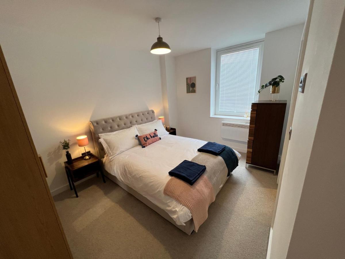 Modern 2 Bedroom Apt Sleeps 6 - Near