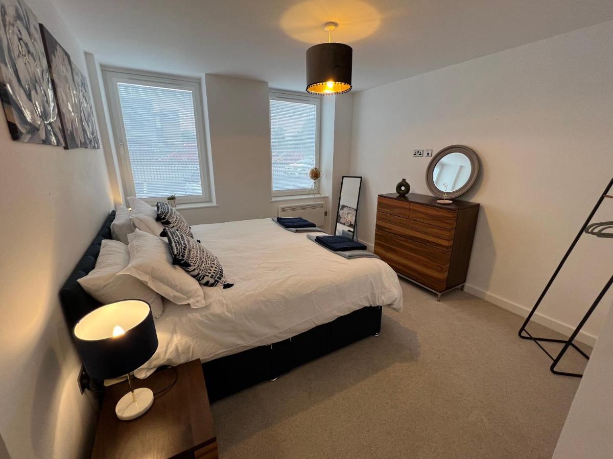 Modern 2 Bedroom Apt Sleeps 6 - Near Apartment