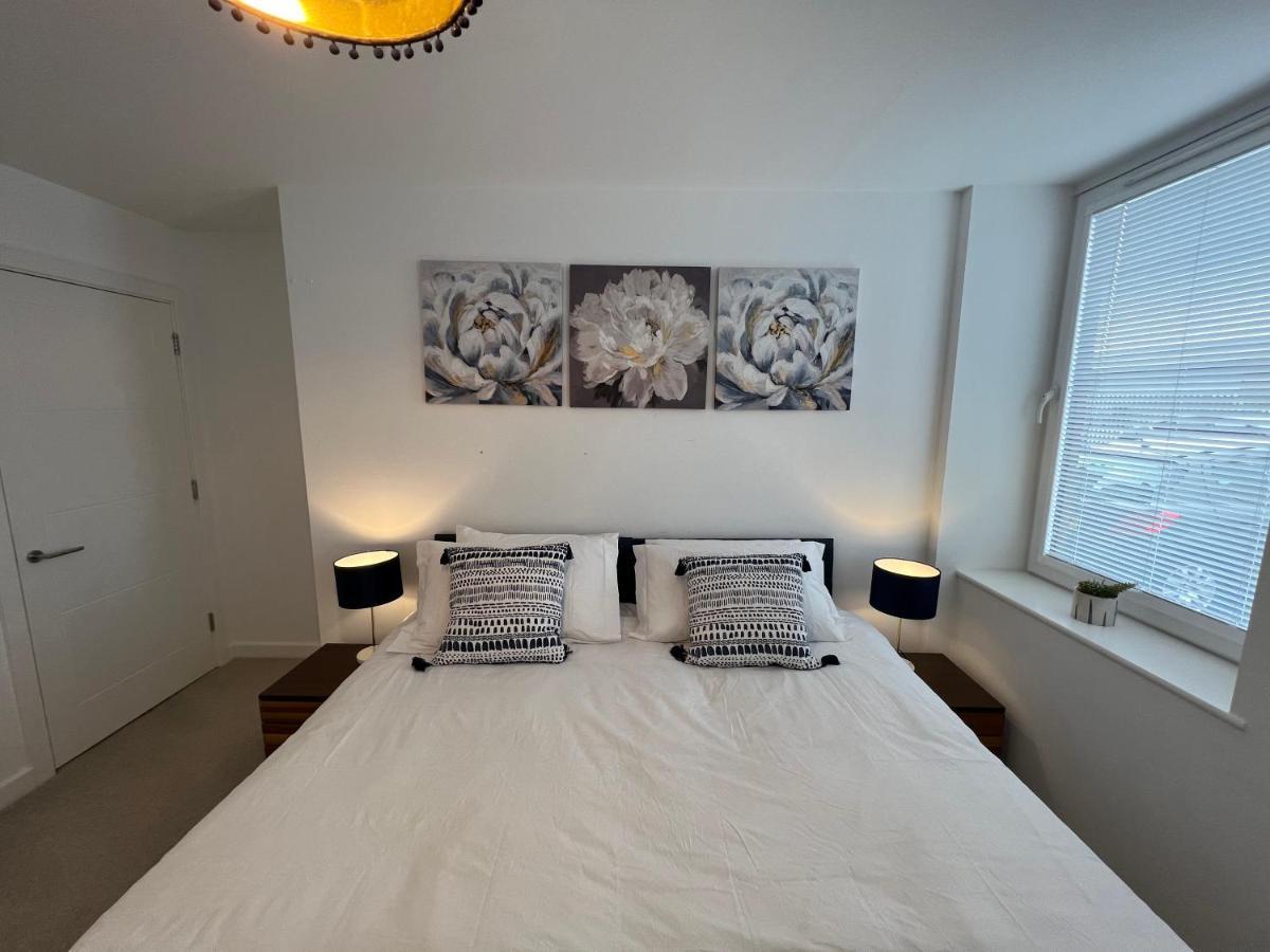 Modern 2 Bedroom Apt Sleeps 6 - Near Gloucester