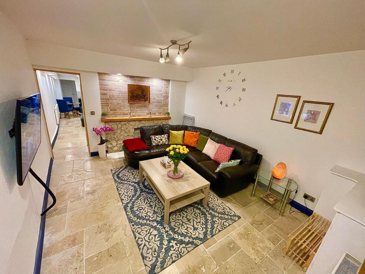 2 Bedroom Cottage Gloucester City Center Holiday home *
