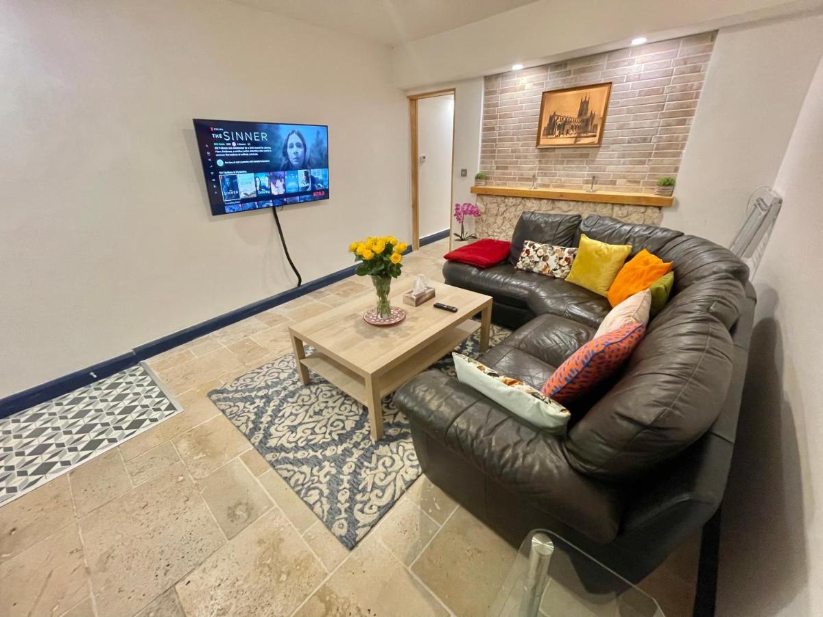 2 Bedroom Cottage Gloucester City Center Holiday home Gloucester