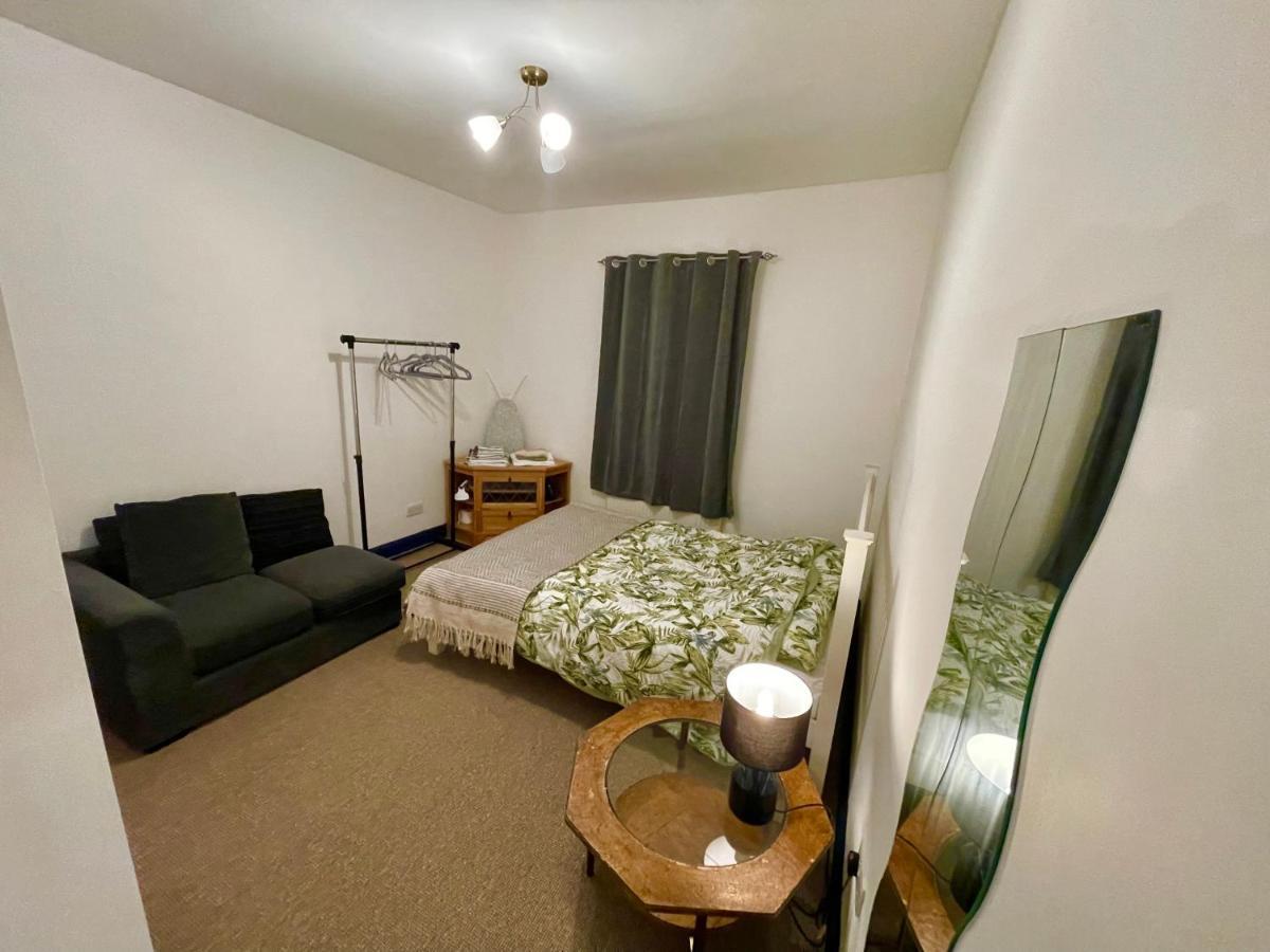 2 Bedroom Cottage Gloucester City Center Holiday home