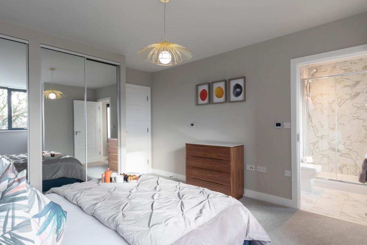 Elliot Oliver - Stunning Three Bedroom Penthouse With Large Terrace & Parking Apartment