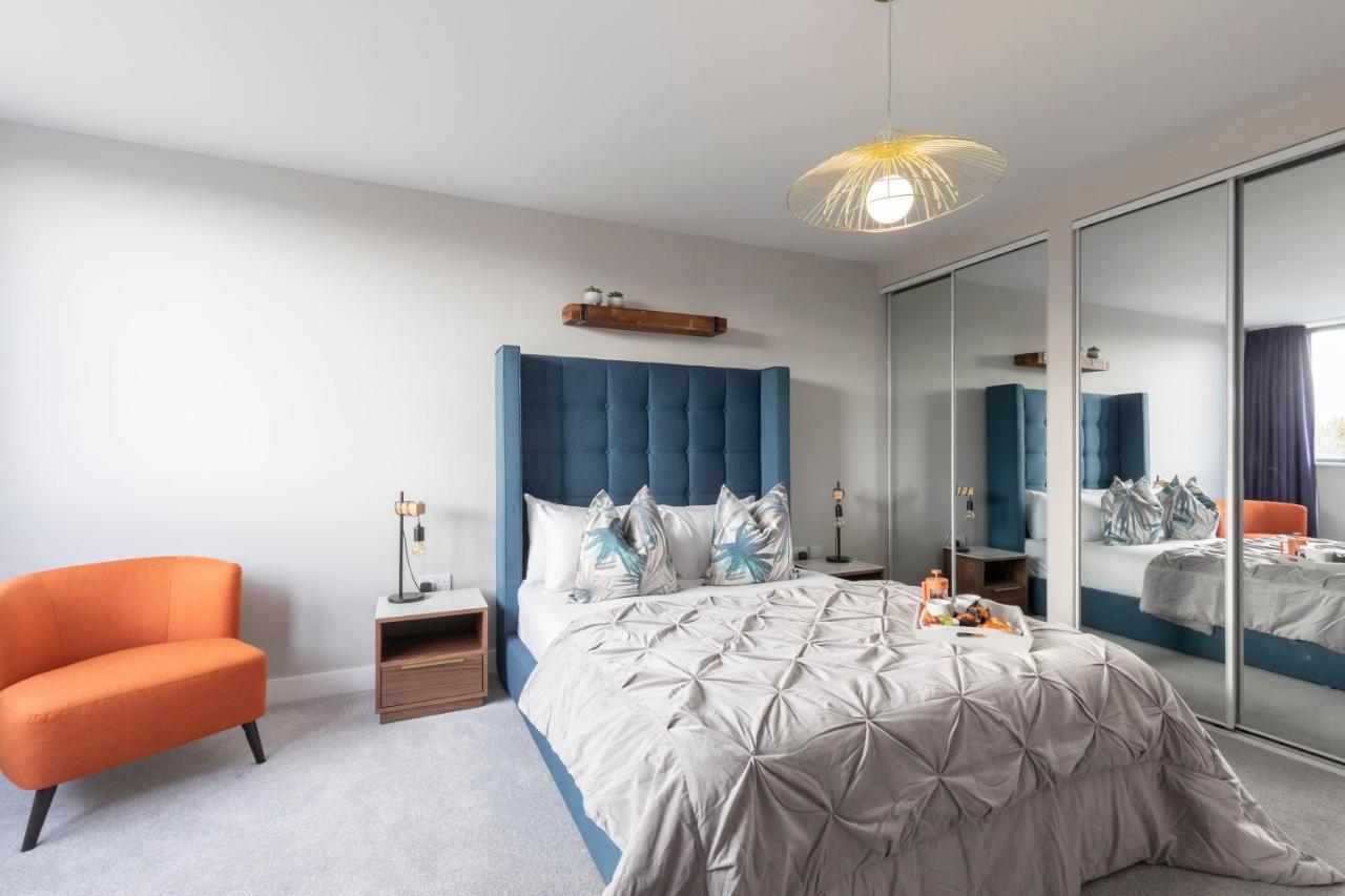 Elliot Oliver - Stunning Three Bedroom Penthouse With Large Terrace & Parking