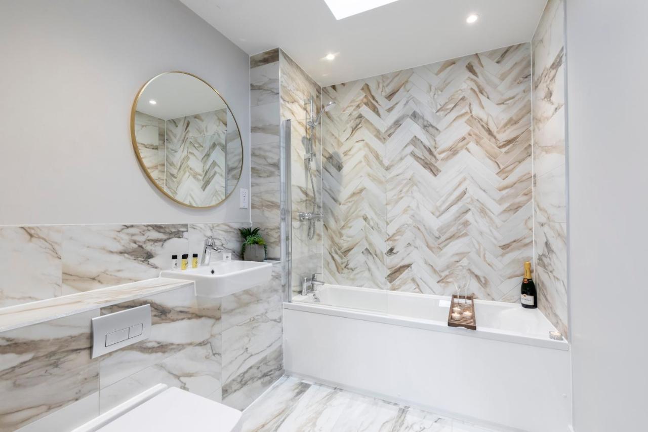 Elliot Oliver - Stunning Three Bedroom Penthouse With Large Terrace & Parking Gloucester