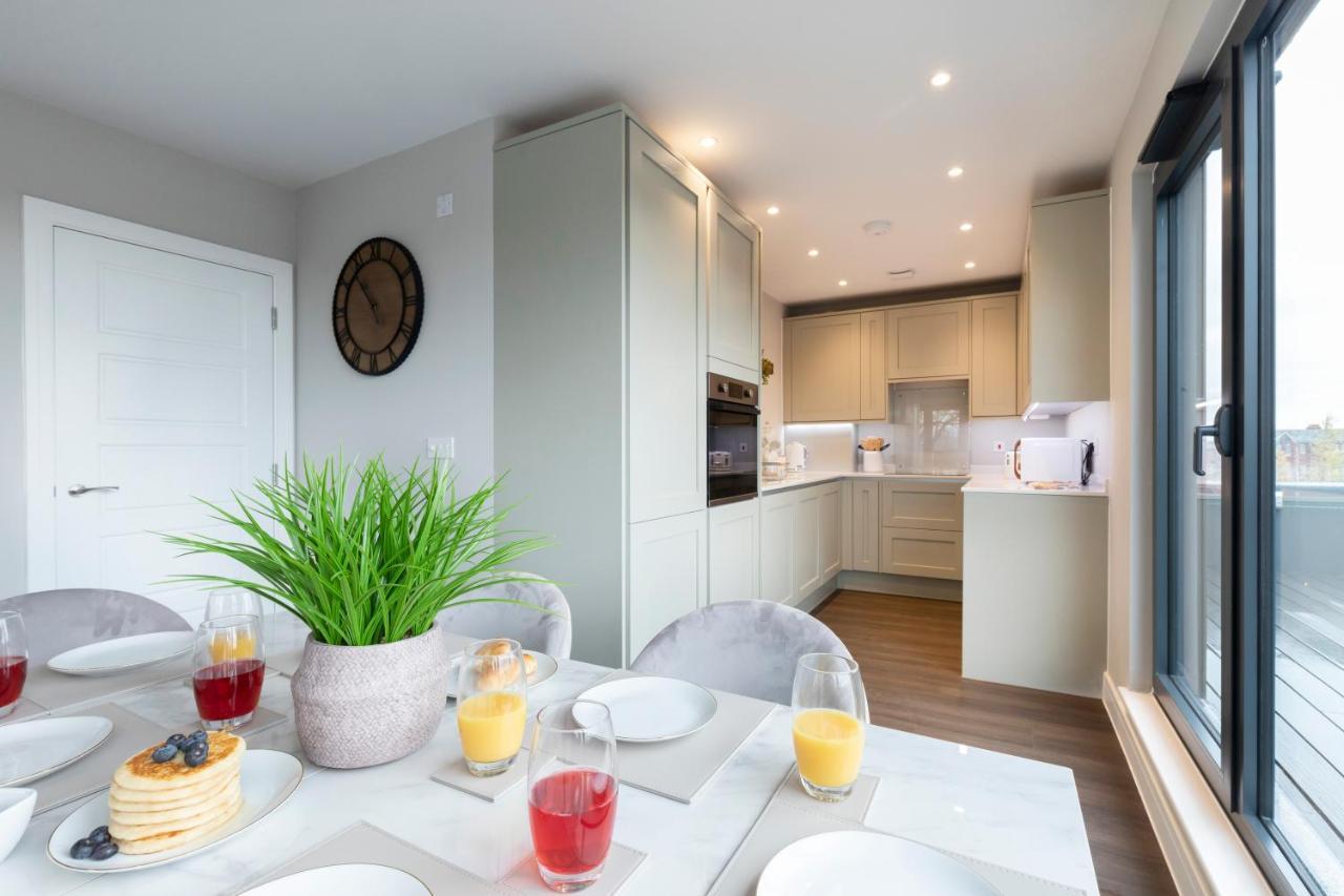 Elliot Oliver - Stunning Three Bedroom Penthouse With Large Terrace & Parking Apartment