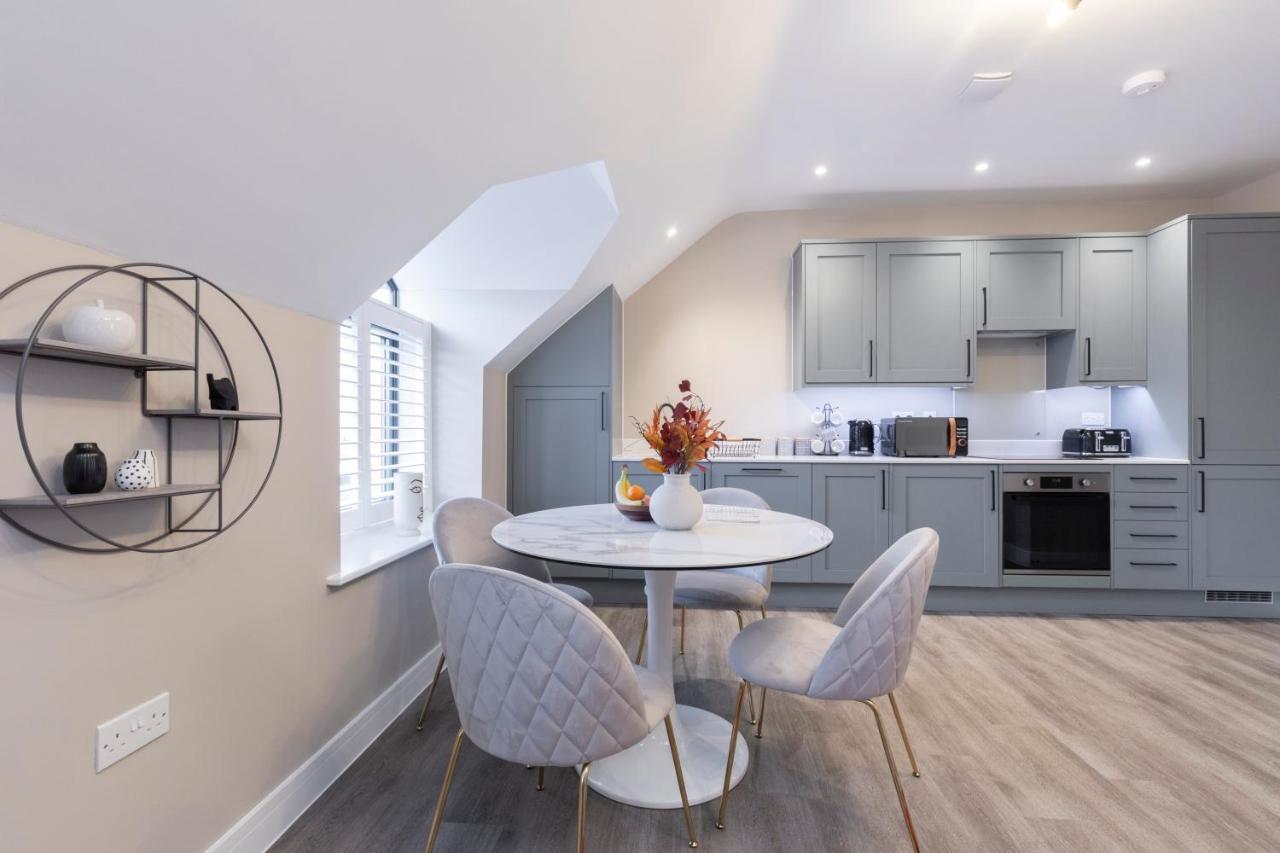 Elliot Oliver - Stylish Loft Style Two Bedroom With Parking Apartment *