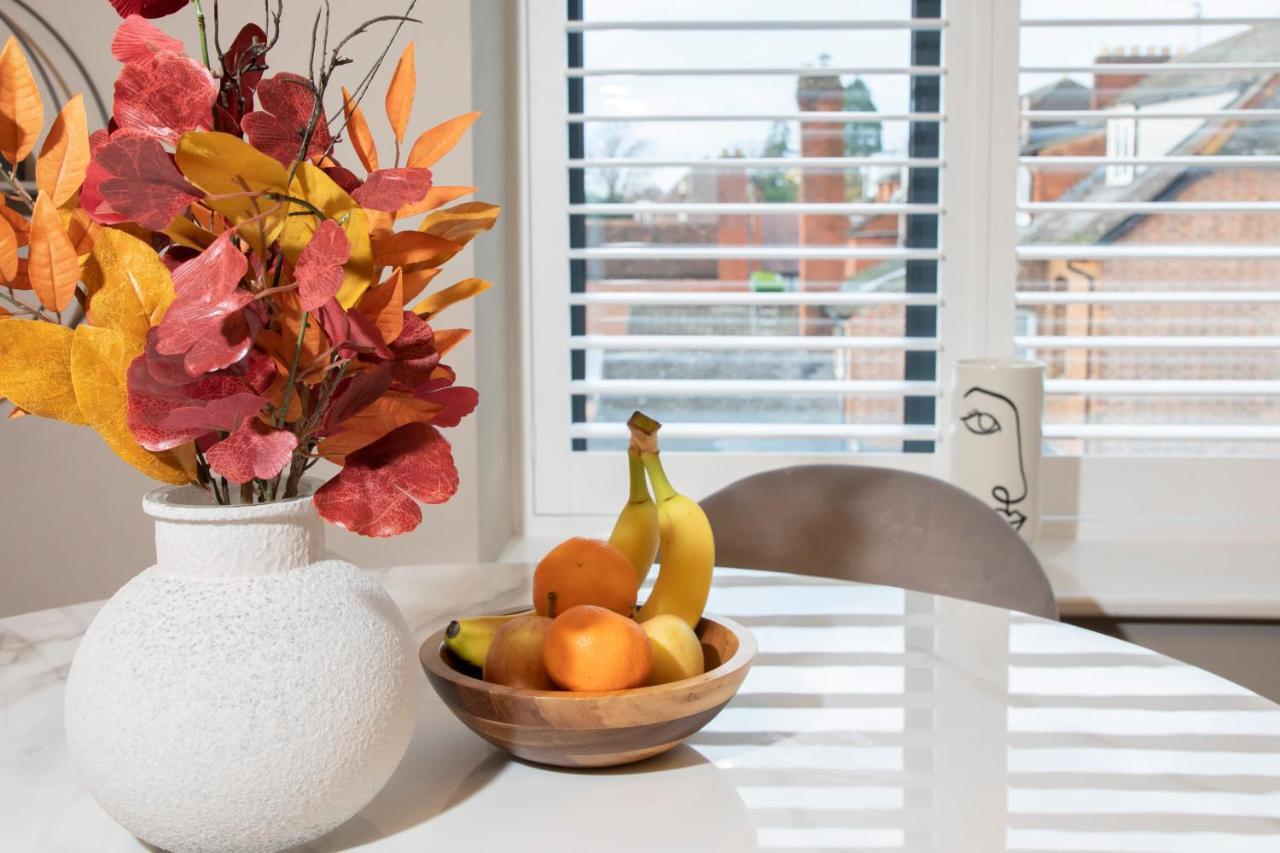 Elliot Oliver - Stylish Loft Style Two Bedroom With Parking Apartment *