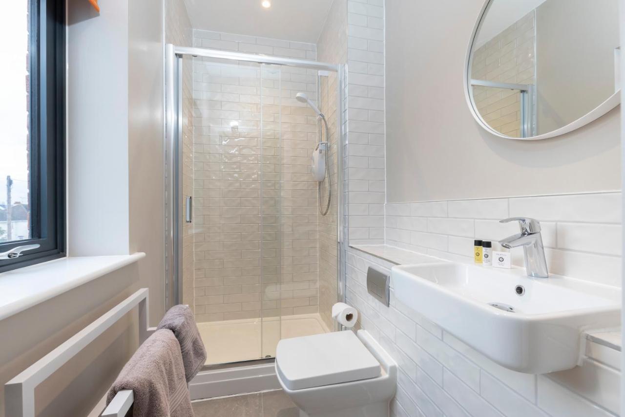 Elliot Oliver - Stylish Loft Style Two Bedroom With Parking *