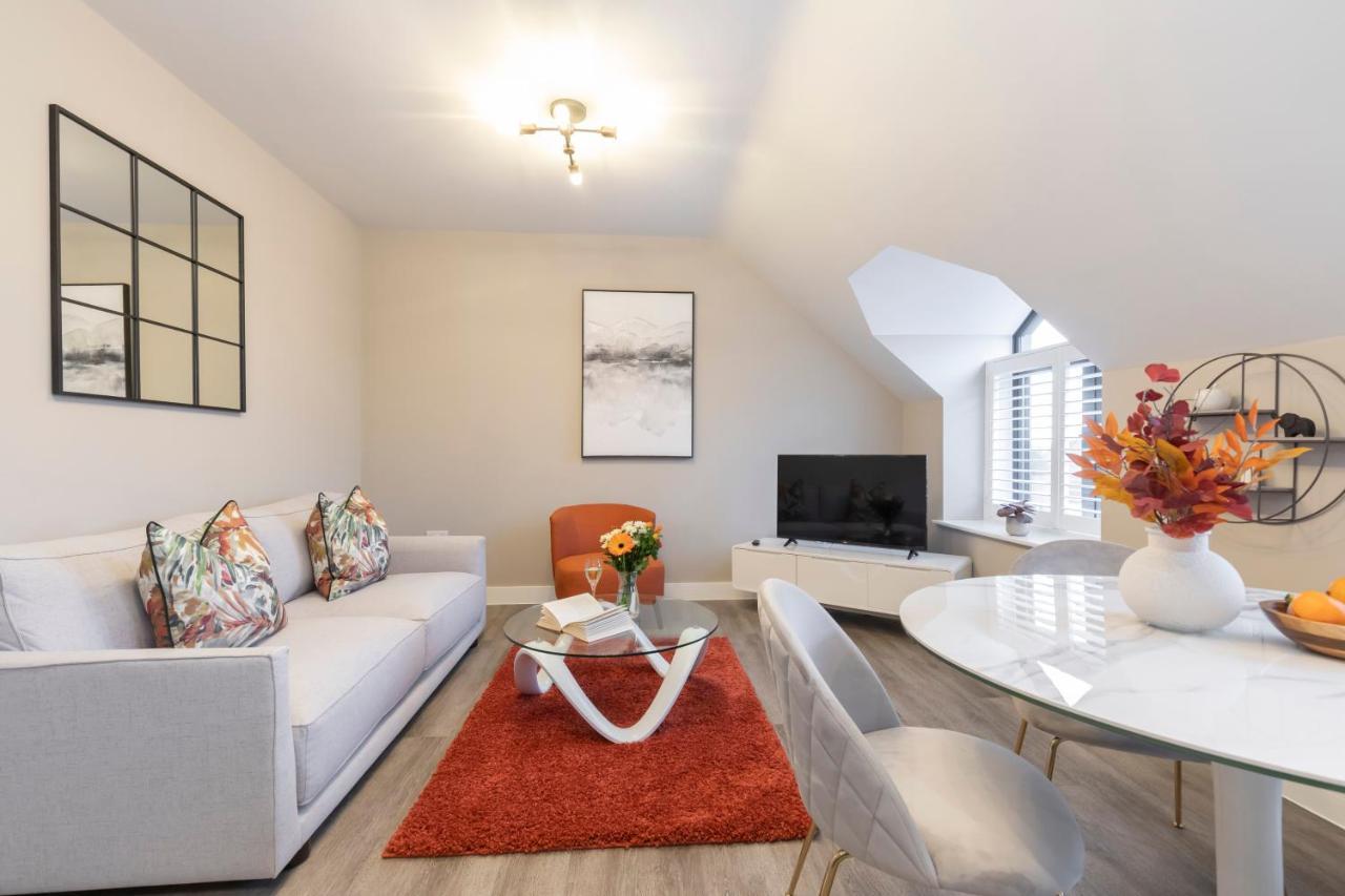 Elliot Oliver - Stylish Loft Style Two Bedroom With Parking *