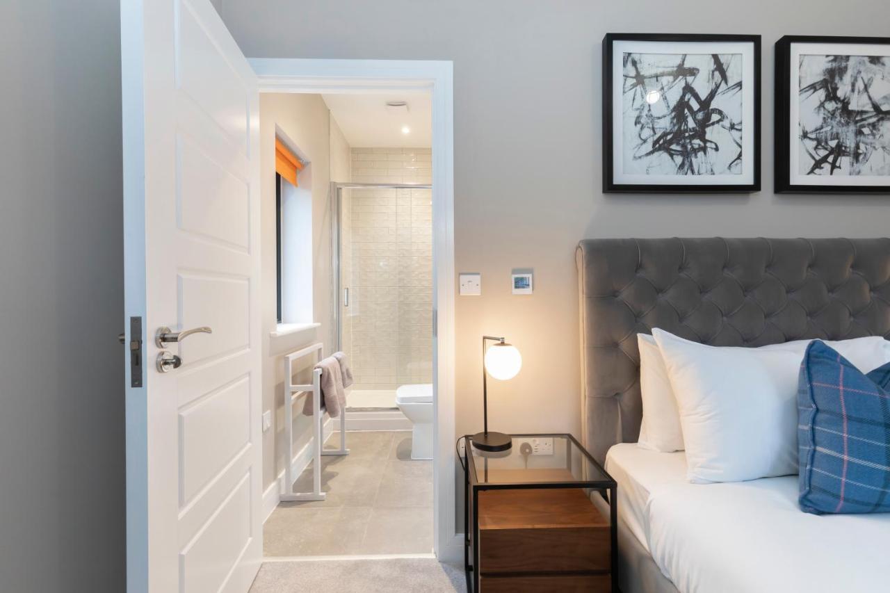 Elliot Oliver - Stylish Loft Style Two Bedroom With Parking