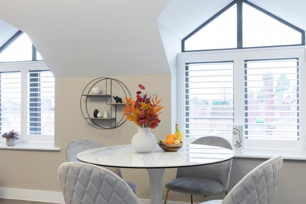 Elliot Oliver - Stylish Loft Style Two Bedroom With Parking