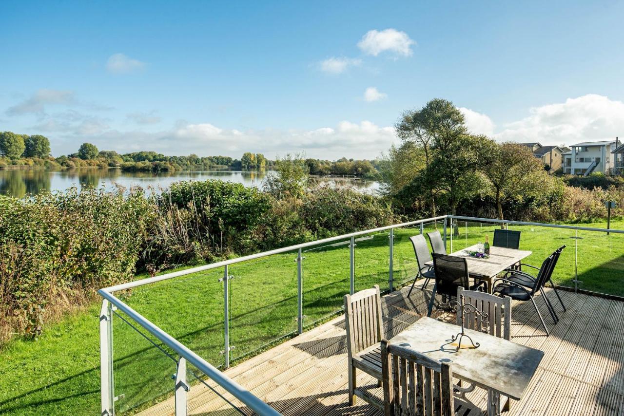 Lakeside Family Friendly Cw99 Holiday home