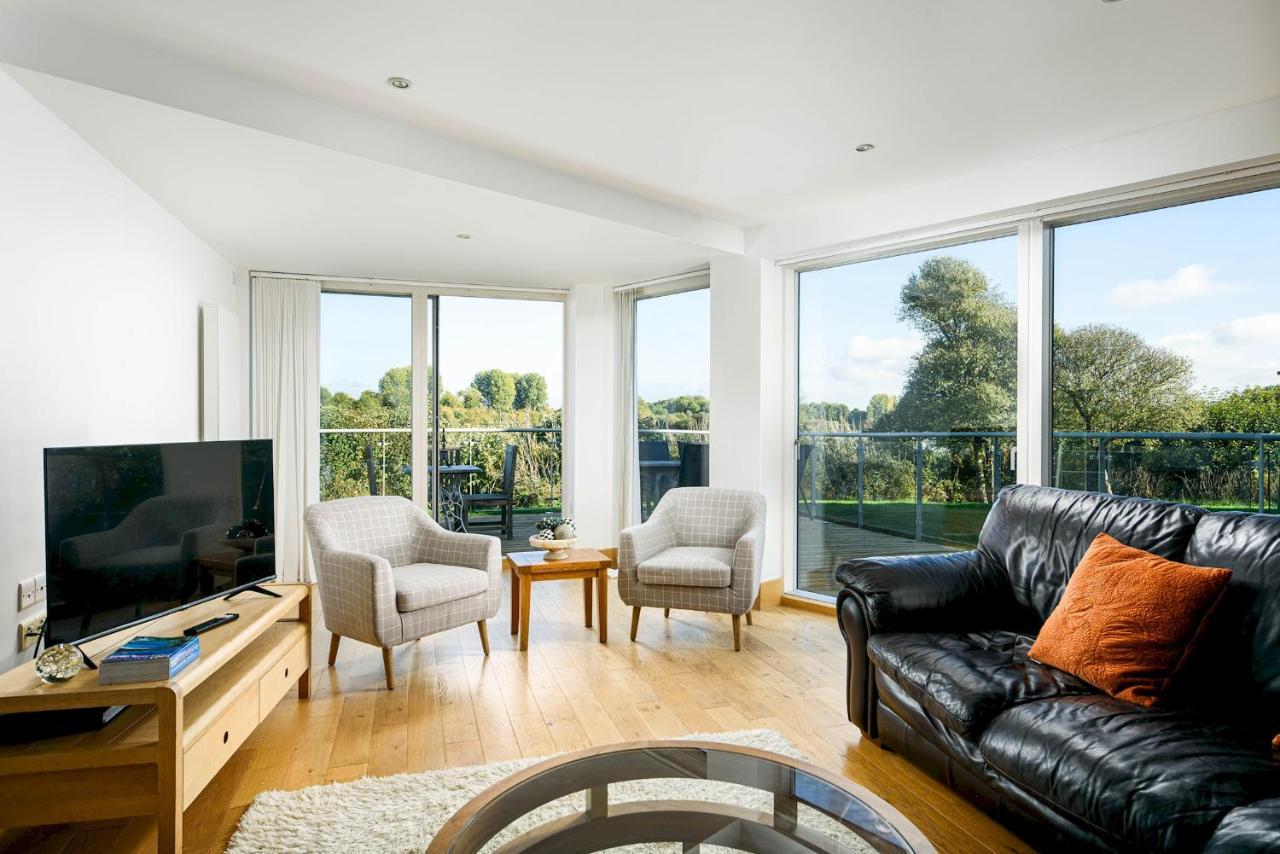 Lakeside Family Friendly Cw99 Holiday home *