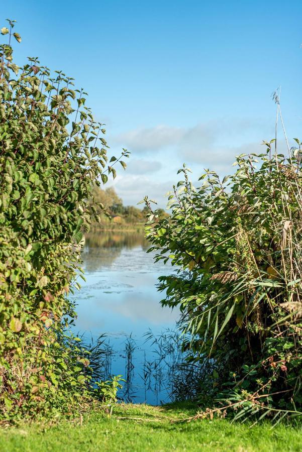 Lakeside Family Friendly Cw99 Holiday home Gloucester