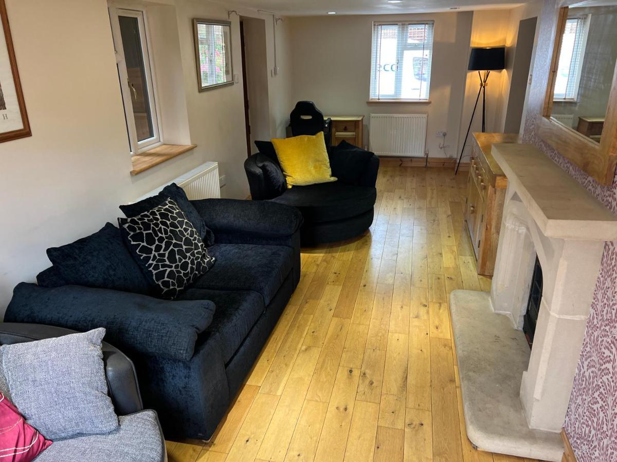 Holiday home Cosy 3 Bed In Gloucester-parking-garden-free Hot Tub At The Weekends