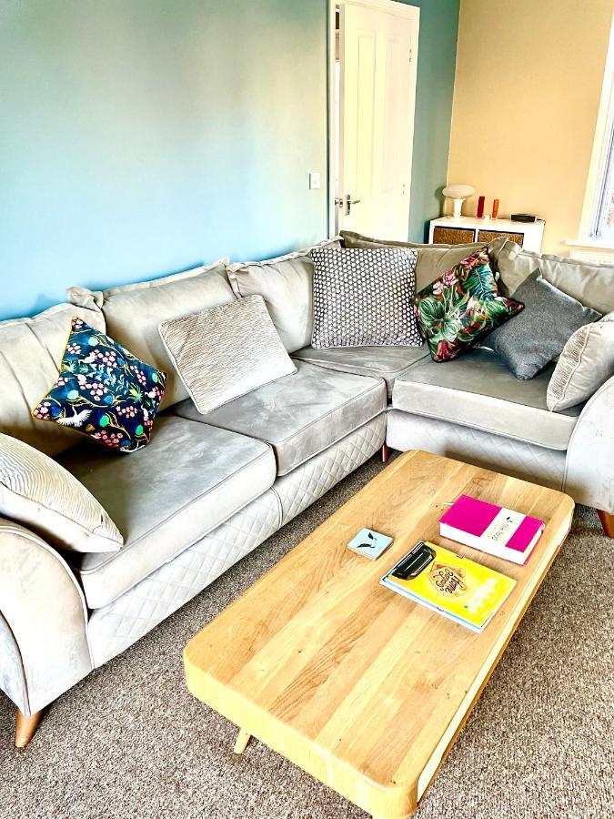 Quays Retreat: Spacious 3-bedroom Near The Docks