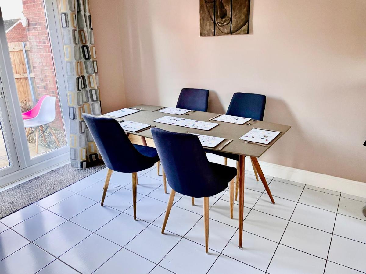 Quays Retreat: Spacious 3-bedroom Near The Docks Holiday home *