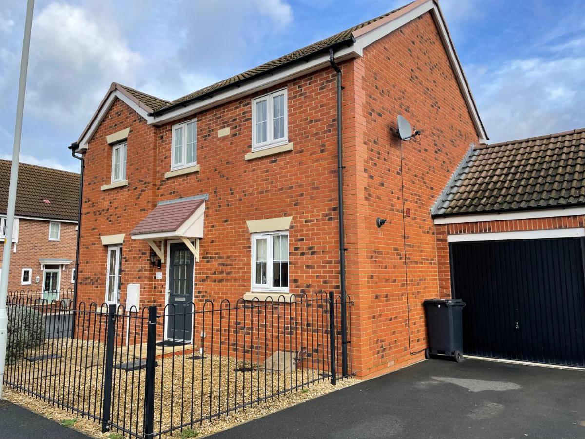 Quays Retreat: Spacious 3-bedroom Near The Docks