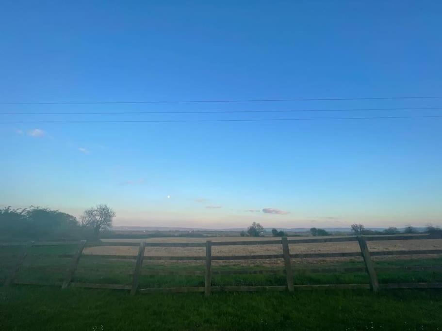 Cosy Next To Farmers Arms Country Pub. *