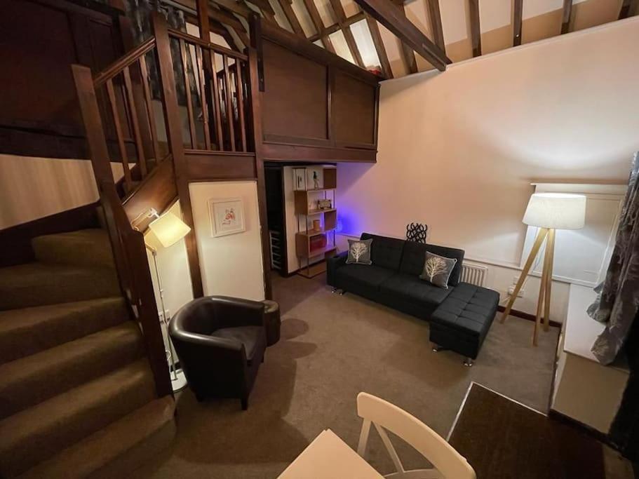 Cosy Next To Farmers Arms Country Pub. Gloucester