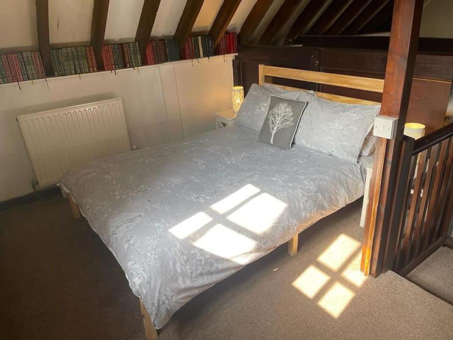 Cosy Next To Farmers Arms Country Pub.