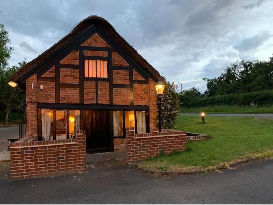 Cosy Next To Farmers Arms Country Pub. *
