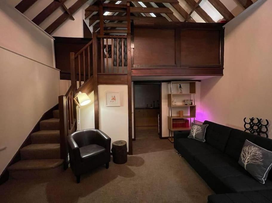 Cosy Next To Farmers Arms Country Pub.