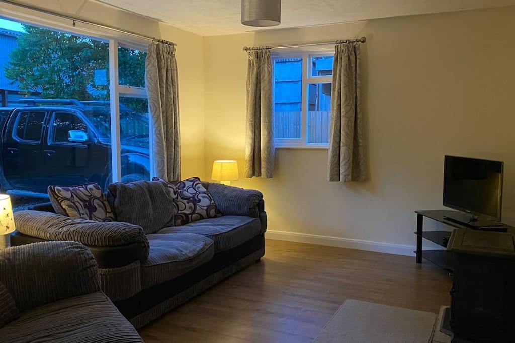 Holiday home Cheerful 3 Bedroom With Indoor Fire Place