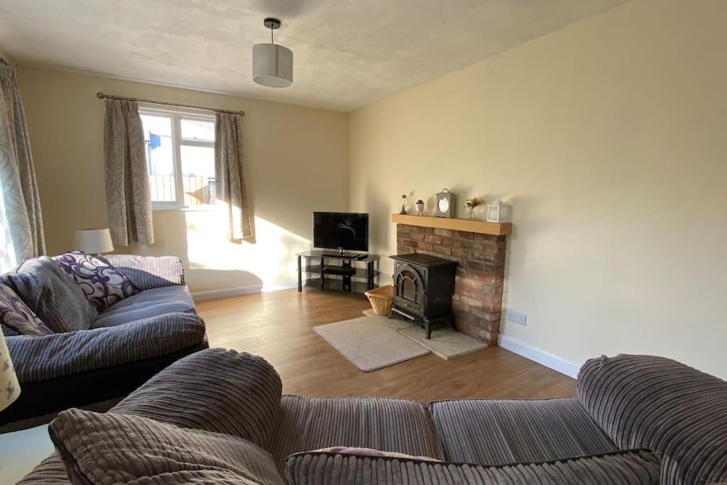 Holiday home Cheerful 3 Bedroom With Indoor Fire Place *
