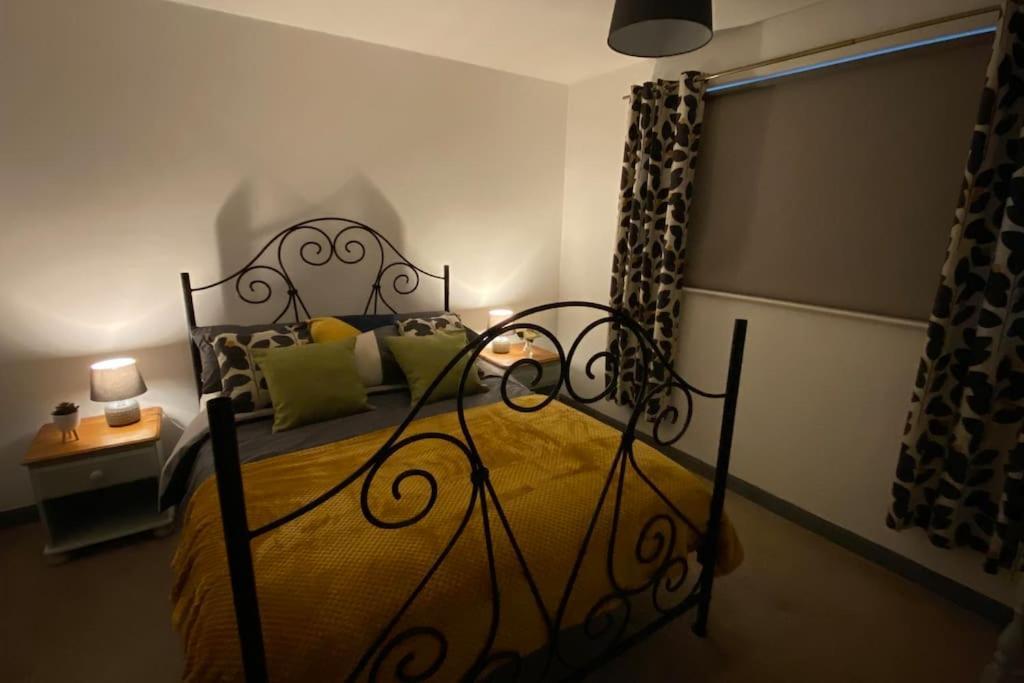 Cheerful 3 Bedroom With Indoor Fire Place *