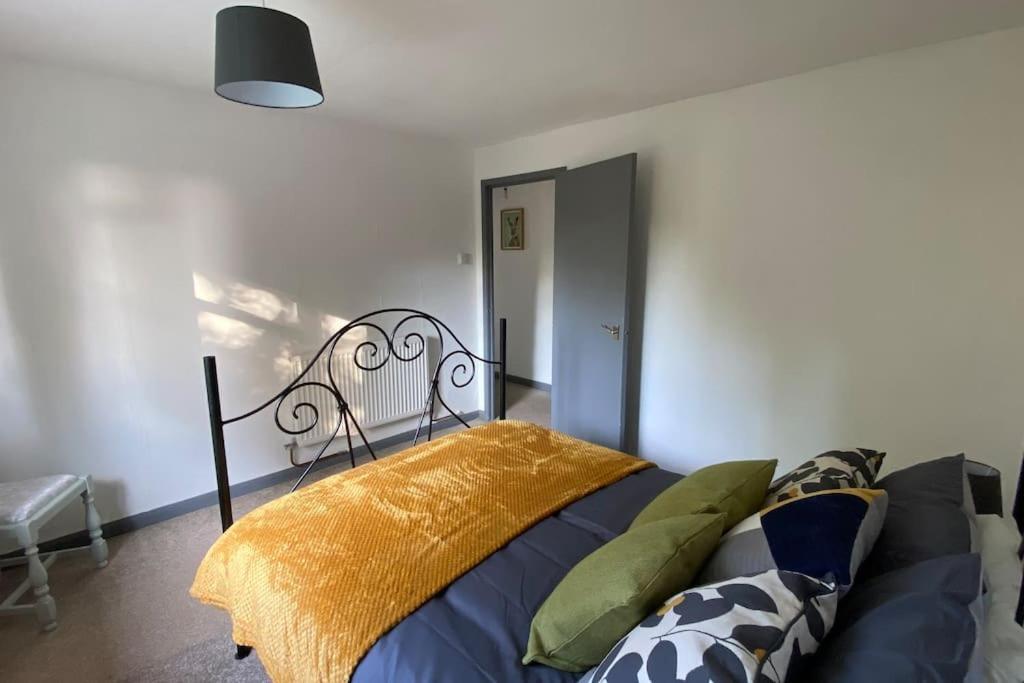 Holiday home Cheerful 3 Bedroom With Indoor Fire Place