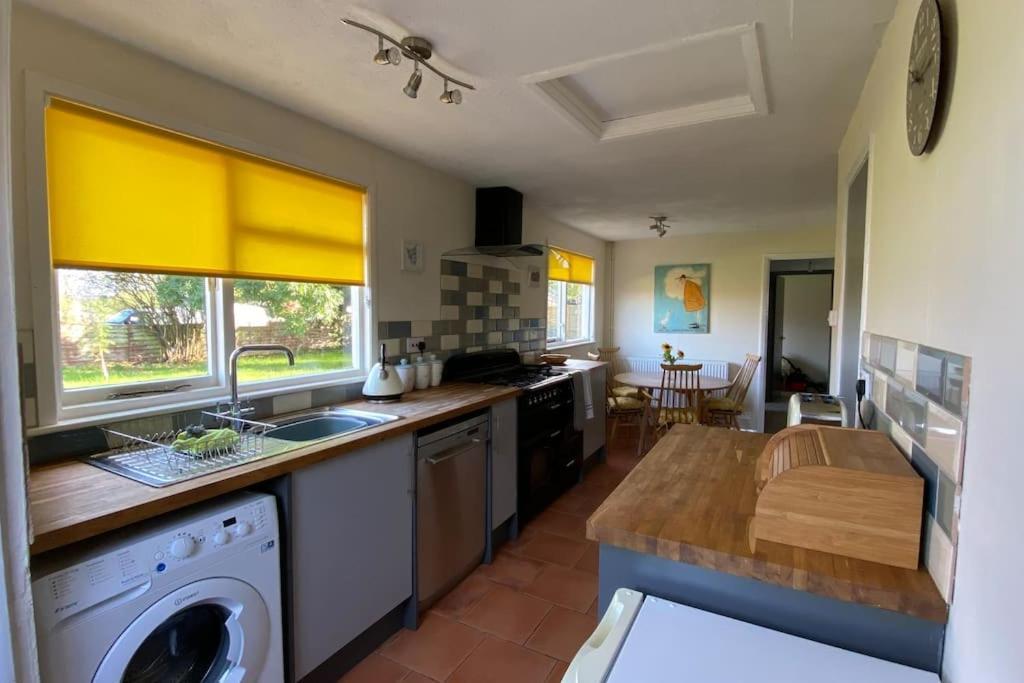Cheerful 3 Bedroom With Indoor Fire Place Holiday home Gloucester