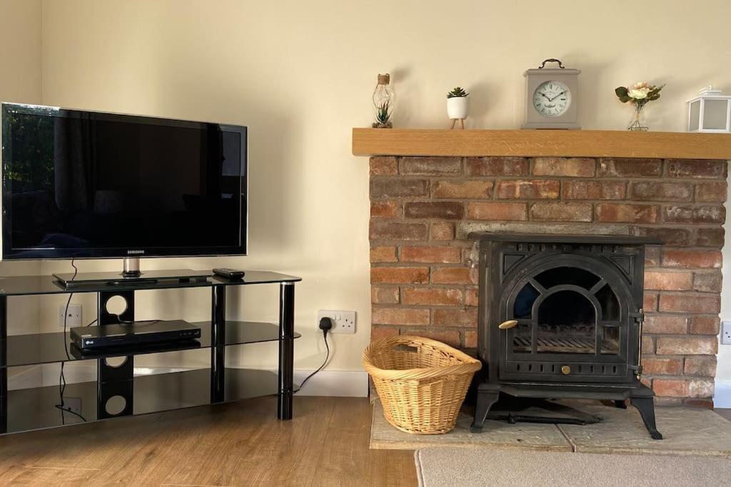 Cheerful 3 Bedroom With Indoor Fire Place *