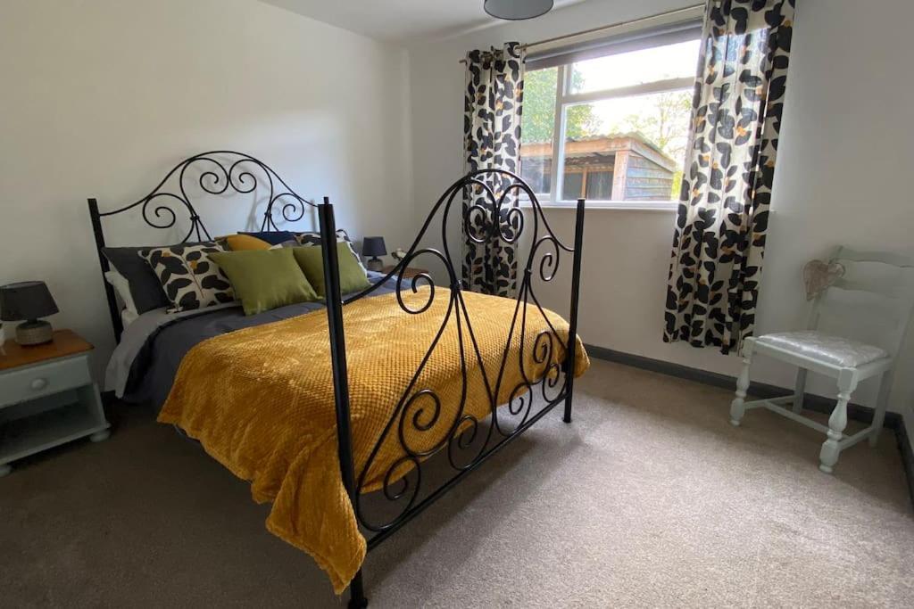 Cheerful 3 Bedroom With Indoor Fire Place Holiday home Gloucester