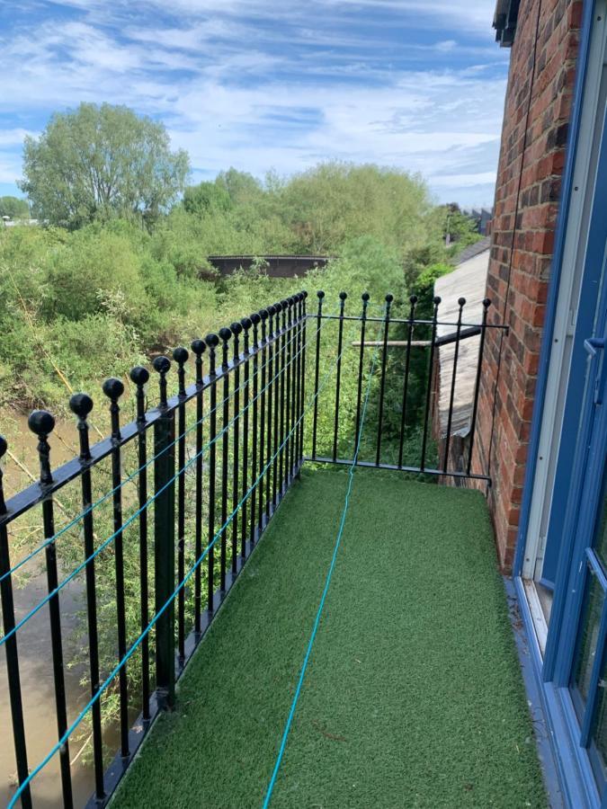 Upstairs River Apartment